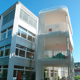 Weisser Neubau mit Lamellen-Balkonen